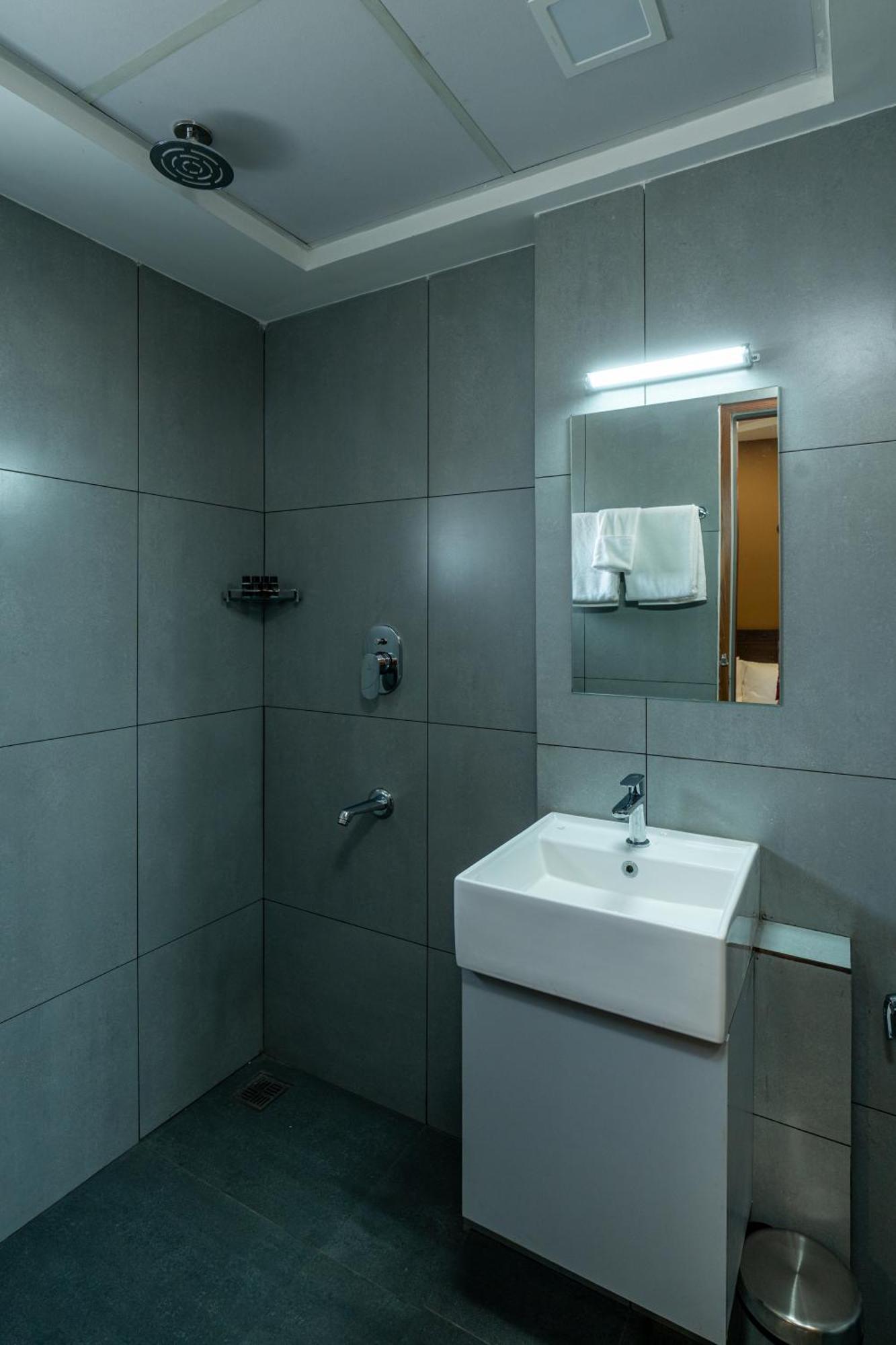 Court 11 By Dimora Hotel Kochi Exterior photo